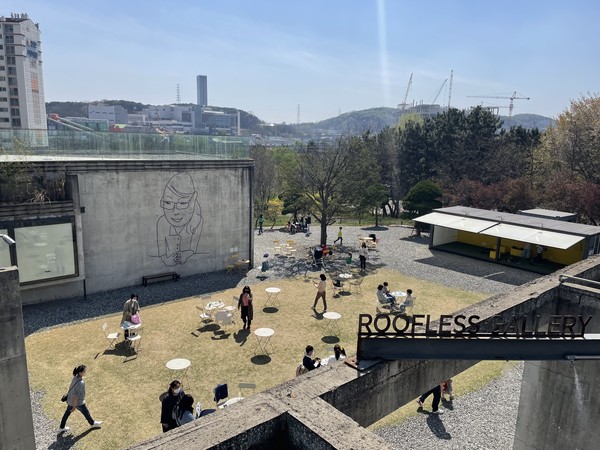 소다미술관 2층 잔디광장 전경, 일상에서 마주하는 문화예술을 즐기고 있는 시민들의 모습